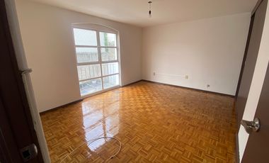 CASA EN RENTA FUENTES DE SATELITE, JARDIN, IMPECABLE.