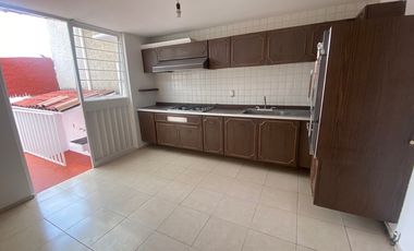 CASA EN RENTA FUENTES DE SATELITE, JARDIN, IMPECABLE.