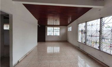Venta de casa comercial en Parque Lefevre GTA