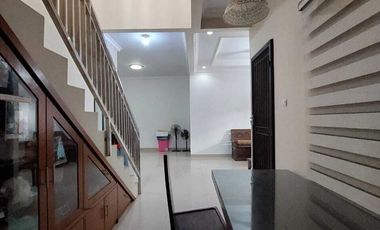 DI SEWAKAN RUMAH BAGUS 2 LANTAI AKSES 2 MOBIL DI KALISARI JAKTIM