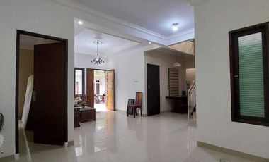 DI SEWAKAN RUMAH BAGUS 2 LANTAI AKSES 2 MOBIL DI KALISARI JAKTIM