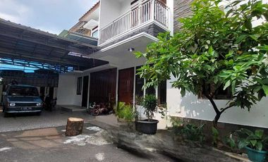 DI SEWAKAN RUMAH BAGUS 2 LANTAI AKSES 2 MOBIL DI KALISARI JAKTIM