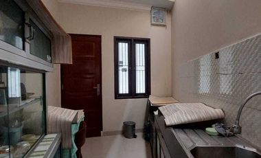DI SEWAKAN RUMAH BAGUS 2 LANTAI AKSES 2 MOBIL DI KALISARI JAKTIM