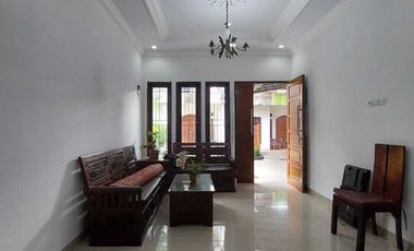 DI SEWAKAN RUMAH BAGUS 2 LANTAI AKSES 2 MOBIL DI KALISARI JAKTIM