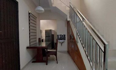 DI SEWAKAN RUMAH BAGUS 2 LANTAI AKSES 2 MOBIL DI KALISARI JAKTIM