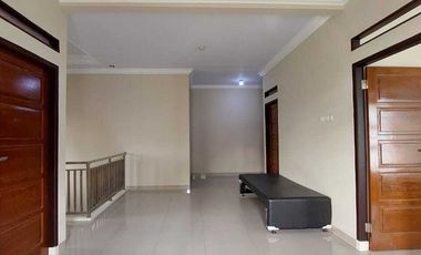 DI SEWAKAN RUMAH BAGUS 2 LANTAI AKSES 2 MOBIL DI KALISARI JAKTIM