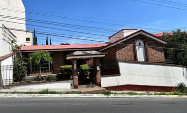 Casa en Renta en Cumbres 3er Sector, a una cuadra de Leones