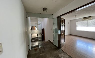 Casa en Renta en Cumbres 3er Sector, a una cuadra de Leones