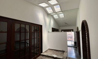 Casa en Renta en Cumbres 3er Sector, a una cuadra de Leones