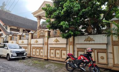 Rumah Klasik Bergaya Midetarian Semi Furnish Manahan Solo