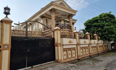 Rumah Klasik Bergaya Midetarian Semi Furnish Manahan Solo