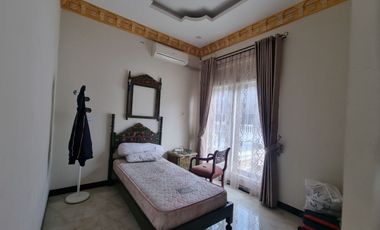 Rumah Klasik Bergaya Midetarian Semi Furnish Manahan Solo