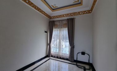 Rumah Klasik Bergaya Midetarian Semi Furnish Manahan Solo