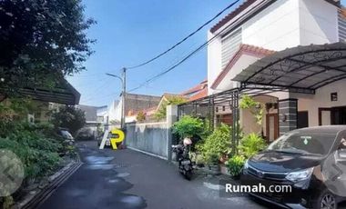 Dikontrakan/ disewakan Rumah siap huni 2 lt dalam komplek  di Condet