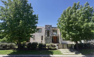 Casa En Venta De 4 Dorm. En Colina