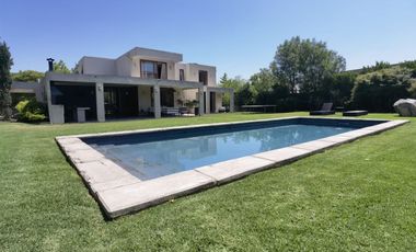 Casa En Venta De 4 Dorm. En Colina