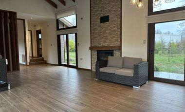 Casa En Venta De 5 Dorm. En Condominio Canto Del Estero