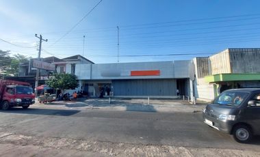 Ruang Usaha Strategis Luas di Tepi Jalan Utama  Pedan Klaten