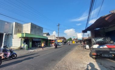 Ruang Usaha Strategis Luas di Tepi Jalan Utama  Pedan Klaten
