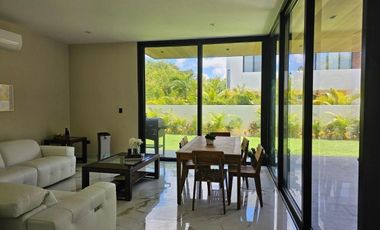 Casa en venta en Privada Oasis, Yucatan Country Club