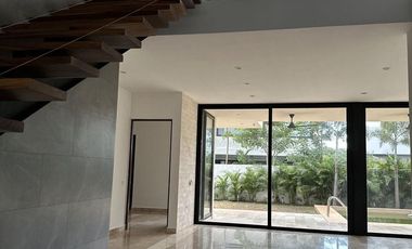 Casa en renta en el Yucatán Country Club, privada Oasis.