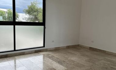 Casa en renta en el Yucatán Country Club, privada Oasis.