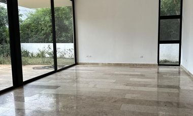 Casa en renta en el Yucatán Country Club, privada Oasis.