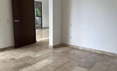 Casa en renta en el Yucatán Country Club, privada Oasis.