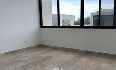 Casa en renta en el Yucatán Country Club, privada Oasis.