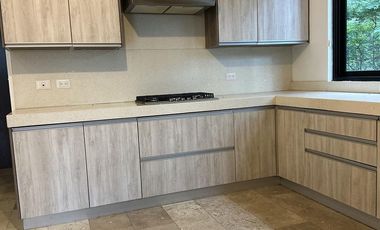 Casa en renta en el Yucatán Country Club, privada Oasis.