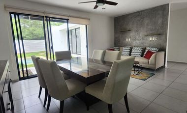 casa en Renta amueblada 3 recamaras piscina y paneles solares Conkal