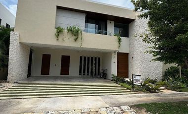Casa en venta de 4 recámaras en Privada Tumin en el Yucatan Country Club