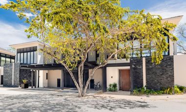 Casa en venta con vista al campo de golf en Amanha, Yucatán Country Club, Mérida