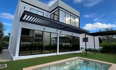 Casa en venta en Privada Oasis en el Yucatan Country Club