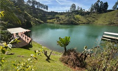 Espectacular, casa finca  campestre en el Peñol Antioquia 2.500 m2