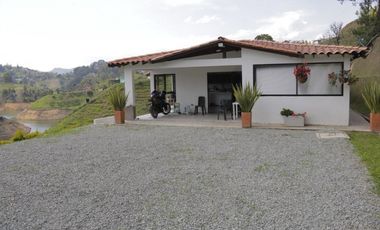 Hermosa casa finca campestre en el Peñol Antioquia, 3.300 m2