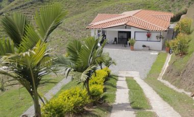 Hermosa casa finca campestre en el Peñol Antioquia, 3.300 m2