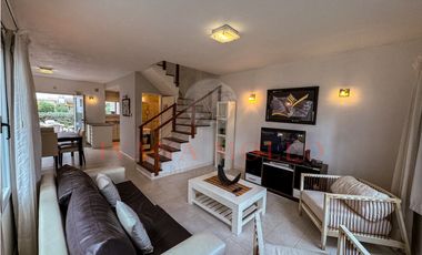 DE LAS HESPÉRIDES 1693 - TRIPLEX A LA VENTA EN PINAMAR