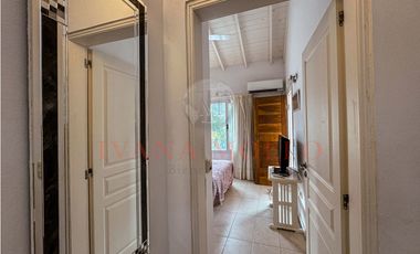 DE LAS HESPÉRIDES 1693 - TRIPLEX A LA VENTA EN PINAMAR