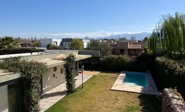 Casa en venta c/ cochera en Chacras de Coria