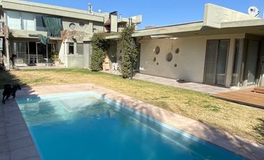 Casa en venta c/ cochera en Chacras de Coria
