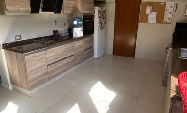 Casa en venta c/ cochera en Chacras de Coria