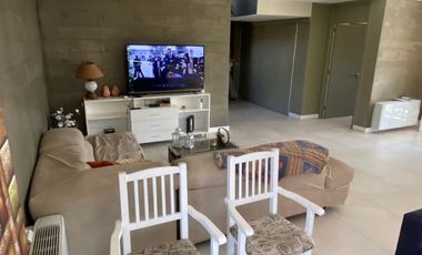 Casa en venta c/ cochera en Chacras de Coria