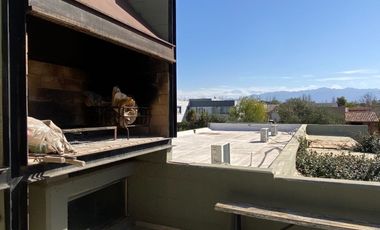 Casa en venta c/ cochera en Chacras de Coria