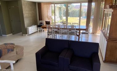 Casa en venta c/ cochera en Chacras de Coria