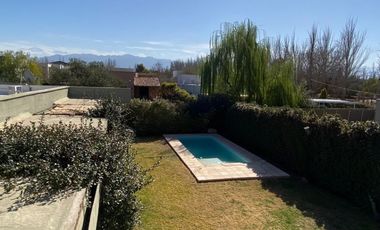 Casa en venta c/ cochera en Chacras de Coria