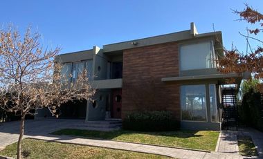 Casa en venta c/ cochera en Chacras de Coria