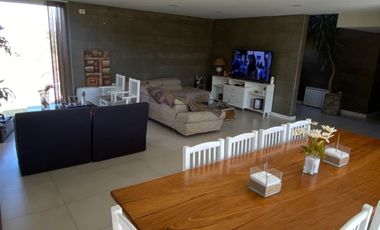 Casa en venta c/ cochera en Chacras de Coria