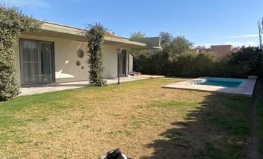 Casa en venta c/ cochera en Chacras de Coria