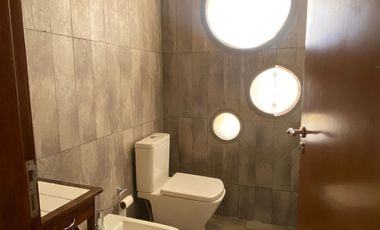 Casa en venta c/ cochera en Chacras de Coria